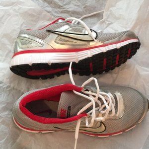 Nike dual fusion athletic shoes